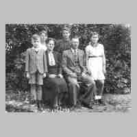 094-0108 Familie Ernst Schoel am Tage der Konfirmation von Tochter Ruth im Fruehjahr 1943.jpg